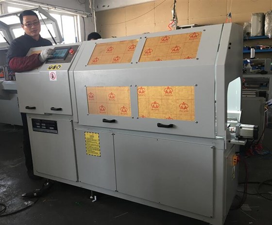 帶防護罩的全自動鋁材切割機 帶防護罩的全自動鋁材切割機